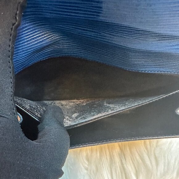 Authentic Louis Vuitton Epi Leather Arts-Deco Pochette Clutch - Picture 14 of 17